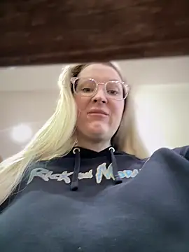 Snapshot of Teya_moon_ chatting on 01/10/25, 11:00 Teya moon  online show from 01/10/25, 11:00