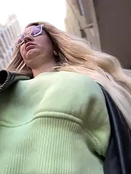 Snapshot of Teya_moon_ chatting on 01/12/25, 11:28 Teya moon  online show from 01/12/25, 11:28