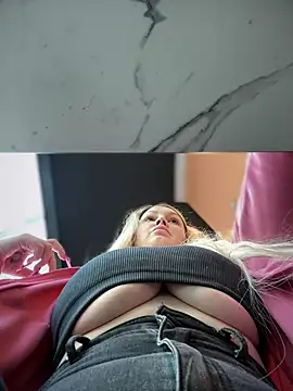 Snapshot of Teya_moon_ chatting on 01/27/25, 11:43 Teya moon  online show from 01/27/25, 11:43