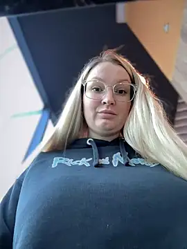 Snapshot of Teya_moon_ chatting on 01/30/25, 11:22 Teya moon  online show from 01/30/25, 11:22