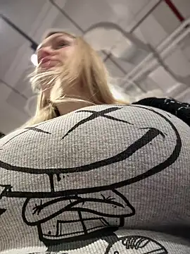 Snapshot of Teya_moon_ chatting on 02/23/25, 12:37 Teya moon  online show from 02/23/25, 12:37