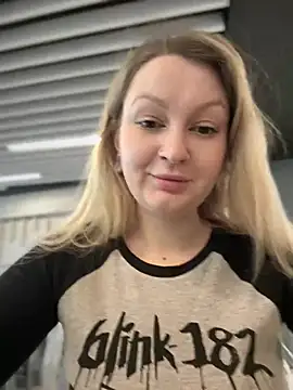 Snapshot of Teya_moon_ chatting on 03/03/25, 11:44 Teya moon  online show from 03/03/25, 11:44