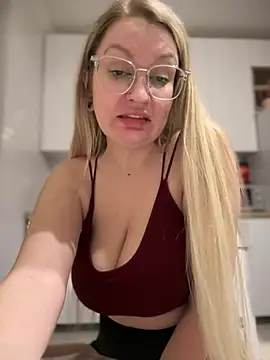 Snapshot of Teya_moon_ chatting on 03/08/25, 10:45 Teya moon  online show from 03/08/25, 10:45