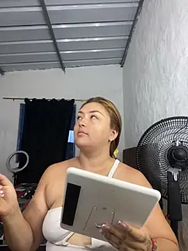 Snapshot of Sofia_Queen17 chatting on 10/05/25, 10:24 Sofia Queen17 online show from 10/05/25, 10:24