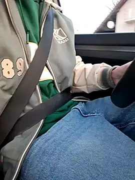 Snapshot of Zeefy chatting on 12/24/24, 08:00 Zeefy online show from 12/24/24, 08:00