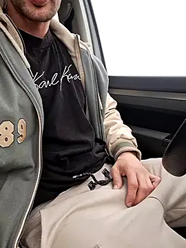 Snapshot of Zeefy chatting on 03/15/25, 10:24 Zeefy online show from 03/15/25, 10:24