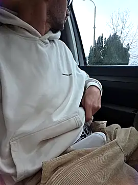 Snapshot of Zeefy chatting on 11/14/25, 06:01 Zeefy online show from 11/14/25, 06:01