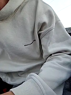 Snapshot of Zeefy chatting on 11/30/25, 09:24 Zeefy online show from 11/30/25, 09:24