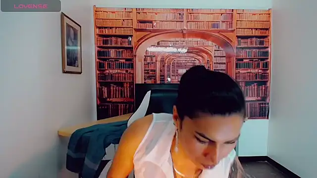 khiara moretti online show from 03/04/25, 07:54