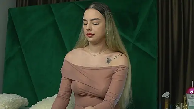 Snapshot of ScarletColes chatting on 11/21/25, 11:36 ScarletColes online show from 11/21/25, 11:36