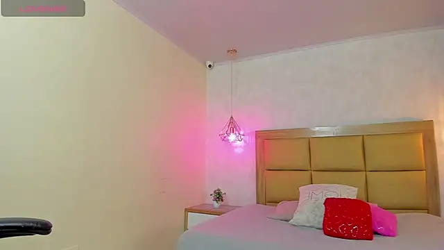 Snapshot of LARSONMIA chatting on 03/06/26, 12:34 LARSONMIA online show from 03/06/26, 12:34