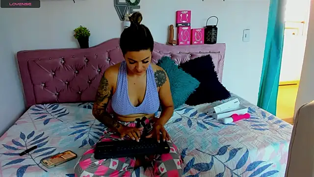 Snapshot of mia_bigtits17 chatting on 07/18/26, 04:44 mia bigtits17 online show from 07/18/26, 04:44