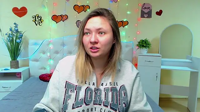 Snapshot of SallyVerda chatting on 02/14/25, 06:19 SallyVerda online show from 02/14/25, 06:19