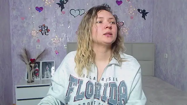 Snapshot of SallyVerda chatting on 02/19/25, 06:54 SallyVerda online show from 02/19/25, 06:54