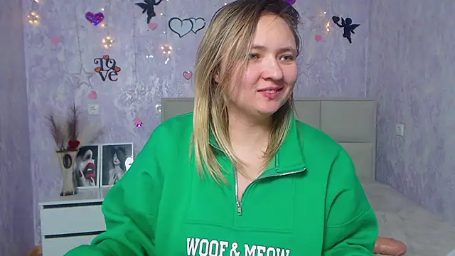 Snapshot of SallyVerda chatting on 02/25/25, 04:03 SallyVerda online show from 02/25/25, 04:03