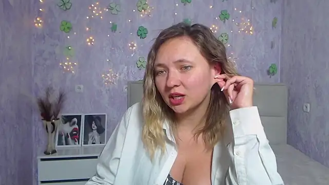 Snapshot of SallyVerda chatting on 03/18/25, 12:49 SallyVerda online show from 03/18/25, 12:49