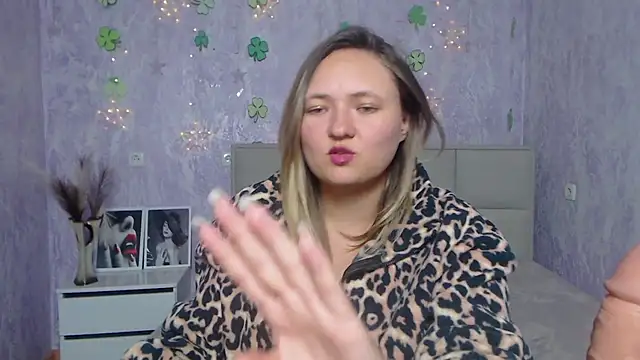 Snapshot of SallyVerda chatting on 03/21/25, 04:39 SallyVerda online show from 03/21/25, 04:39