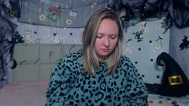 Snapshot of SallyVerda chatting on 10/15/25, 05:24 SallyVerda online show from 10/15/25, 05:24