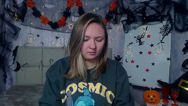 Snapshot of SallyVerda chatting on 10/22/25, 05:13 SallyVerda online show from 10/22/25, 05:13