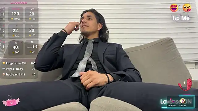 Snapshot of Tom_blunt96 chatting on 02/14/25, 11:42 Tom blunt96 online show from 02/14/25, 11:42