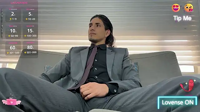 Snapshot of Tom_blunt96 chatting on 02/18/25, 12:17 Tom blunt96 online show from 02/18/25, 12:17