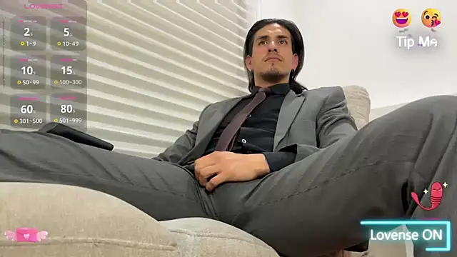 Snapshot of Tom_blunt96 chatting on 02/25/25, 04:24 Tom blunt96 online show from 02/25/25, 04:24