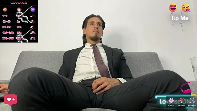 Snapshot of Tom_blunt96 chatting on 10/15/25, 06:13 Tom blunt96 online show from 10/15/25, 06:13