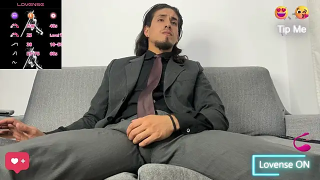 Snapshot of Tom_blunt96 chatting on 10/15/25, 06:19 Tom blunt96 online show from 10/15/25, 06:19