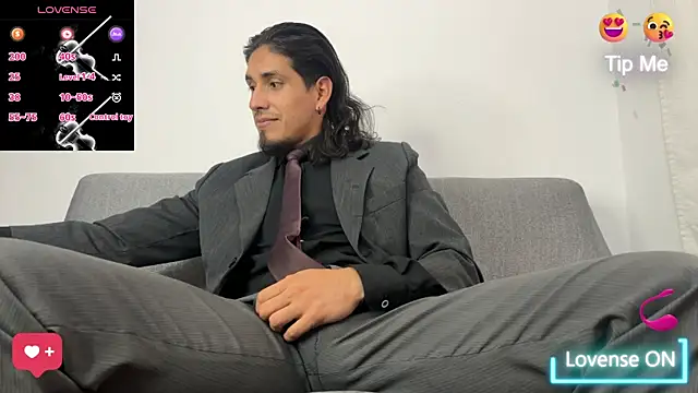 Snapshot of Tom_blunt96 chatting on 10/16/25, 07:15 Tom blunt96 online show from 10/16/25, 07:15