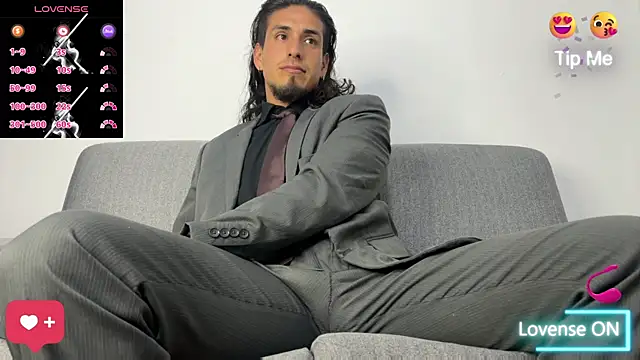 Snapshot of Tom_blunt96 chatting on 11/26/25, 06:25 Tom blunt96 online show from 11/26/25, 06:25