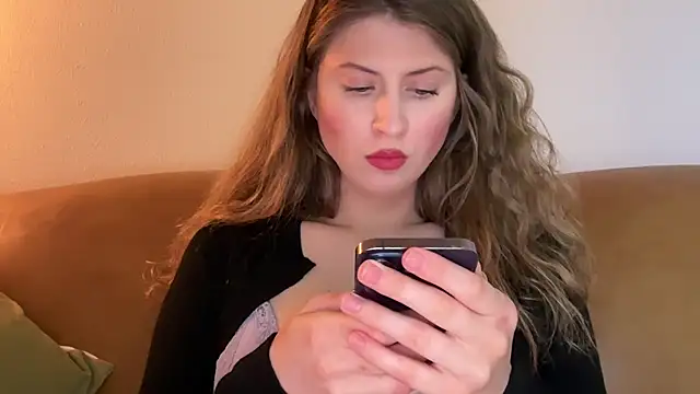 YUMIandbigWOLF online show from 09/08/25, 10:20