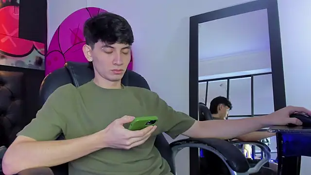 Snapshot of Santi_delacruz chatting on 02/19/25, 02:12 Santi delacruz online show from 02/19/25, 02:12