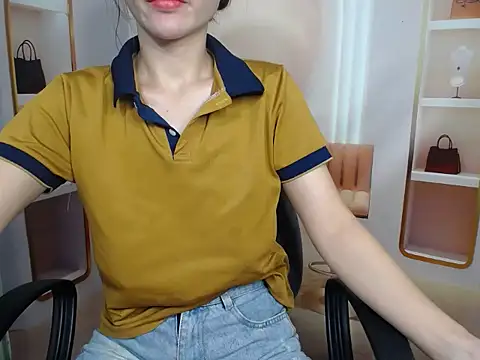 Snapshot of Love_bug15 chatting on 09/15/25, 02:00 Love bug15 online show from 09/15/25, 02:00