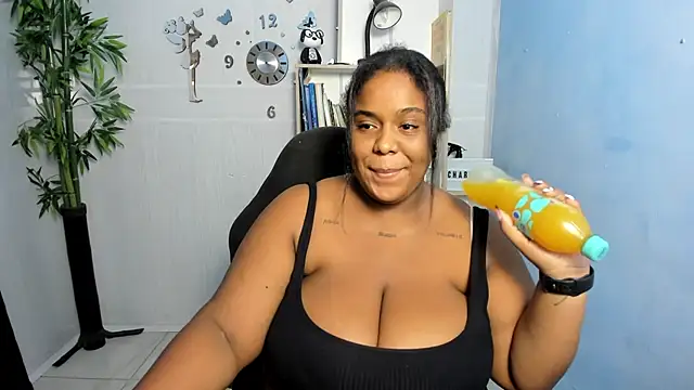 Snapshot of bbw_charlote chatting on 03/18/25, 11:52 bbw charlote online show from 03/18/25, 11:52