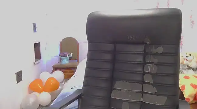 Snapshot of KittyyLaBeauty chatting on 01/22/25, 12:17 KittyyLaBeauty online show from 01/22/25, 12:17