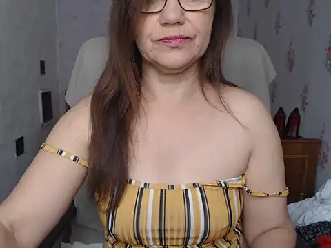 Snapshot of KittyyLaBeauty chatting on 05/17/26, 05:27 KittyyLaBeauty online show from 05/17/26, 05:27