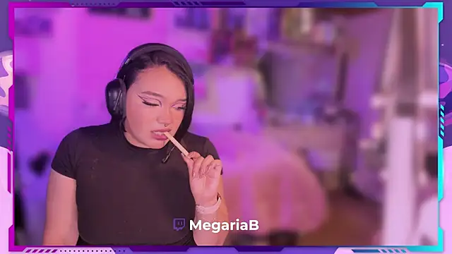 Snapshot of MegariaB chatting on 11/13/25, 04:55 MegariaB online show from 11/13/25, 04:55