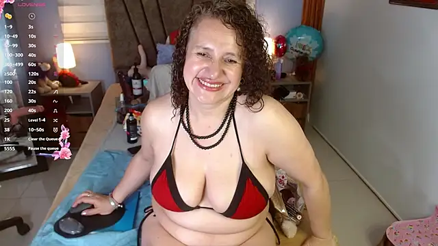 Snapshot of Nadia_84 chatting on 10/16/25, 12:17 Nadia 84 online show from 10/16/25, 12:17