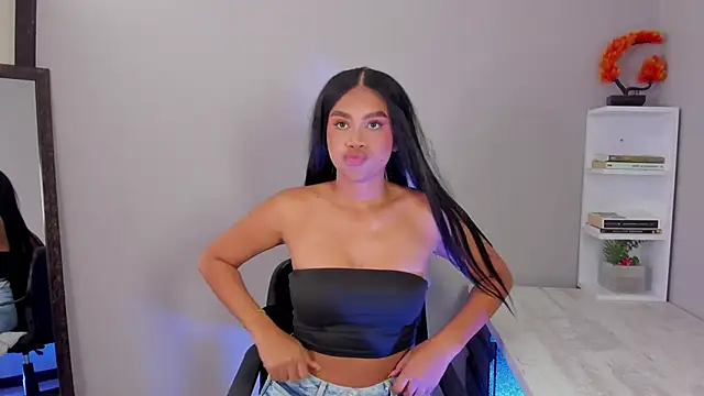 nayah   online show from 11/21/25, 07:45