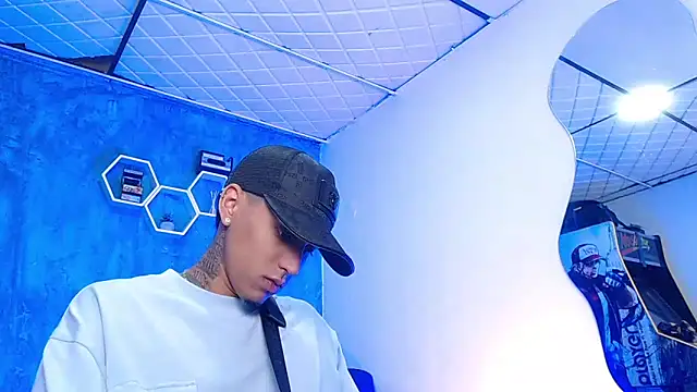 Liam lee online show from 02/25/25, 04:21