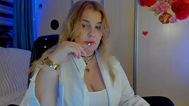 CoraSwon online show from 11/25/25, 07:36