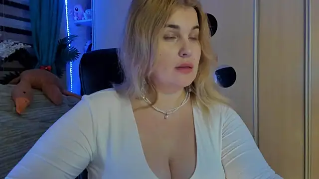 Snapshot of CoraSwon chatting on 02/16/26, 07:32 CoraSwon online show from 02/16/26, 07:32