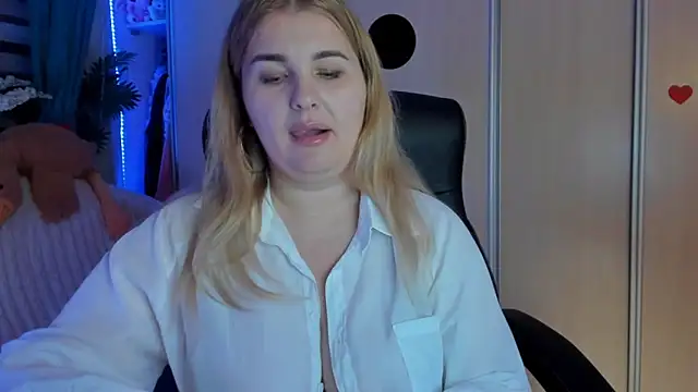 Snapshot of CoraSwon chatting on 02/17/26, 07:42 CoraSwon online show from 02/17/26, 07:42