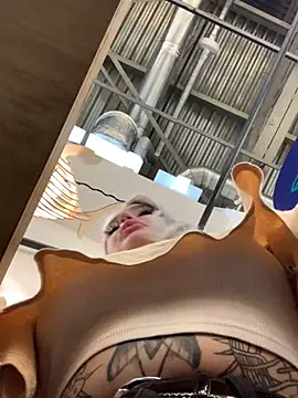 Snapshot of Sextazy chatting on 12/12/24, 11:07 Sextazy online show from 12/12/24, 11:07