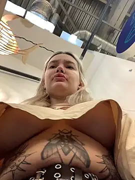 Snapshot of Sextazy chatting on 01/29/25, 12:35 Sextazy online show from 01/29/25, 12:35