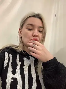 Snapshot of Sextazy chatting on 02/09/25, 01:14 Sextazy online show from 02/09/25, 01:14