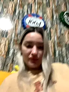 Snapshot of Sextazy chatting on 10/19/25, 12:39 Sextazy online show from 10/19/25, 12:39