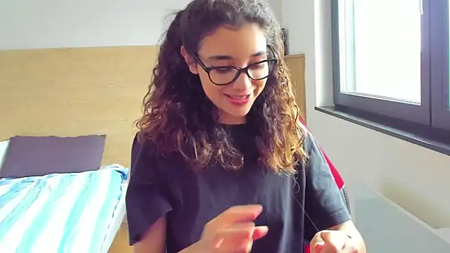 uniquerossie online show from 10/11/25, 10:36