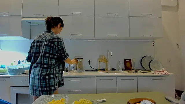 Snapshot of crystalnut chatting on 12/04/25, 03:27 crystalnut online show from 12/04/25, 03:27