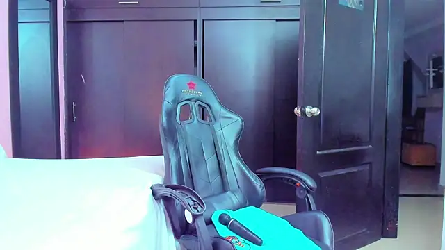 daniela xue online show from 02/13/25, 02:01